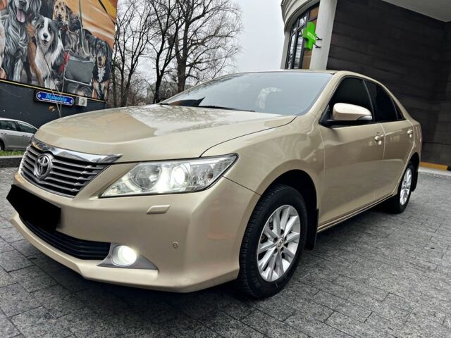 Бежевий Тойота Камрі, об'ємом двигуна 2.5 л та пробігом 247 тис. км за 11950 $, фото 1 на Automoto.ua