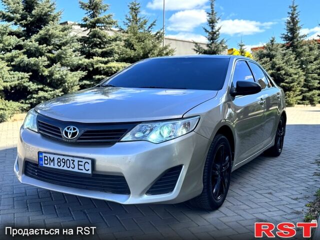 Бежевый Тойота Камри, объемом двигателя 2.5 л и пробегом 243 тыс. км за 12800 $, фото 1 на Automoto.ua