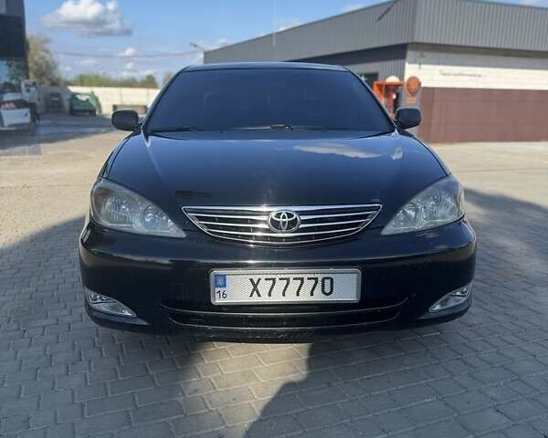 Черный Тойота Камри, объемом двигателя 2.4 л и пробегом 350 тыс. км за 6800 $, фото 1 на Automoto.ua