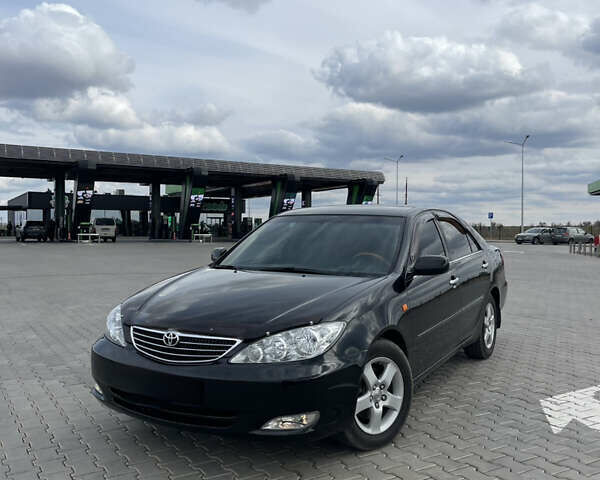 Черный Тойота Камри, объемом двигателя 2.4 л и пробегом 225 тыс. км за 7500 $, фото 1 на Automoto.ua