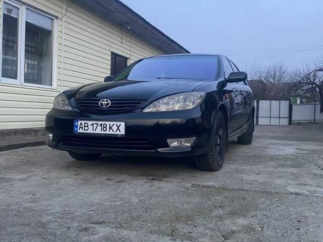 Черный Тойота Камри, объемом двигателя 2.4 л и пробегом 300 тыс. км за 7500 $, фото 1 на Automoto.ua