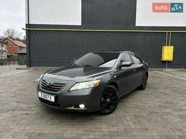 Черный Тойота Камри, объемом двигателя 2.4 л и пробегом 350 тыс. км за 6500 $, фото 1 на Automoto.ua