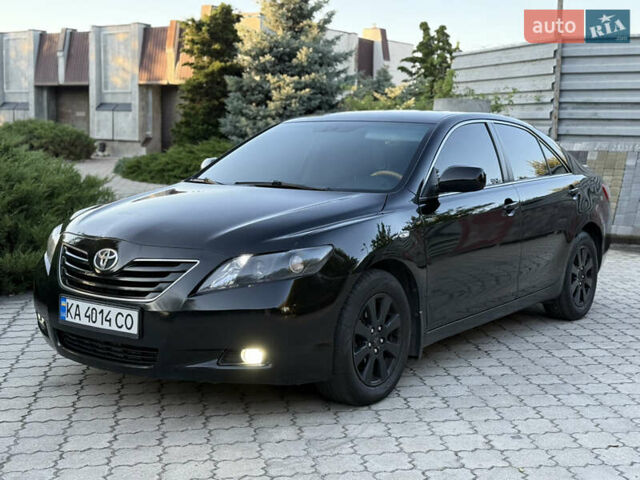 Черный Тойота Камри, объемом двигателя 3.5 л и пробегом 300 тыс. км за 7500 $, фото 1 на Automoto.ua