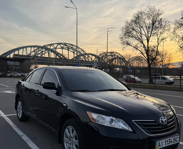 Черный Тойота Камри, объемом двигателя 2.4 л и пробегом 330 тыс. км за 9500 $, фото 1 на Automoto.ua