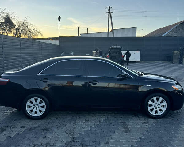 Черный Тойота Камри, объемом двигателя 2.4 л и пробегом 330 тыс. км за 7999 $, фото 1 на Automoto.ua