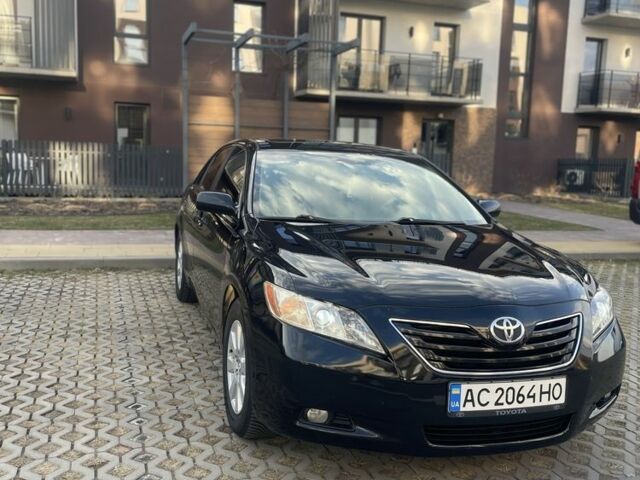 Черный Тойота Камри, объемом двигателя 3.5 л и пробегом 300 тыс. км за 9000 $, фото 1 на Automoto.ua