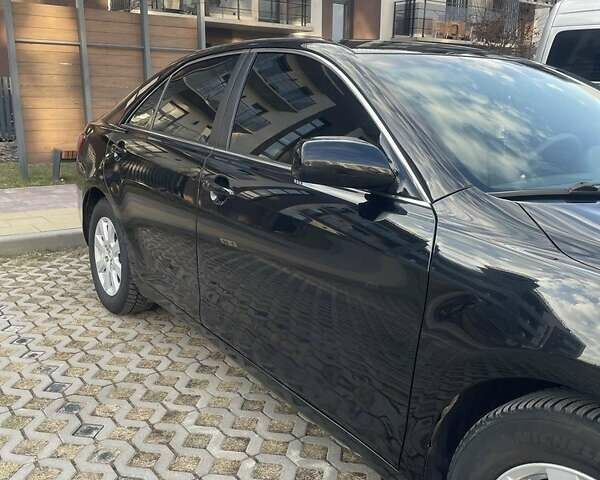 Черный Тойота Камри, объемом двигателя 3.5 л и пробегом 300 тыс. км за 8500 $, фото 1 на Automoto.ua