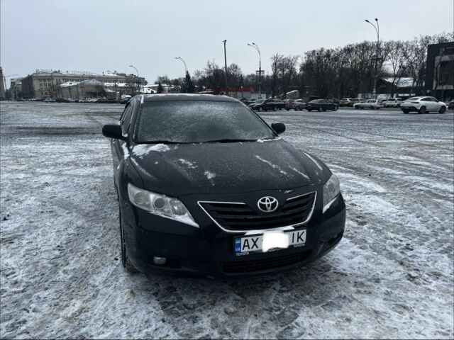 Черный Тойота Камри, объемом двигателя 2.4 л и пробегом 330 тыс. км за 8000 $, фото 1 на Automoto.ua