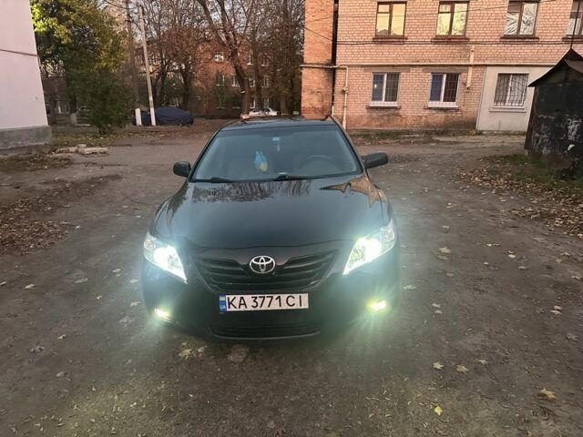 Черный Тойота Камри, объемом двигателя 2.4 л и пробегом 250 тыс. км за 7000 $, фото 1 на Automoto.ua