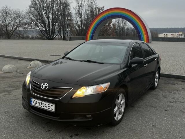Черный Тойота Камри, объемом двигателя 2.4 л и пробегом 300 тыс. км за 7950 $, фото 1 на Automoto.ua