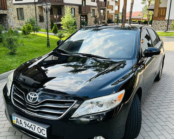 Черный Тойота Камри, объемом двигателя 2.4 л и пробегом 300 тыс. км за 10500 $, фото 1 на Automoto.ua