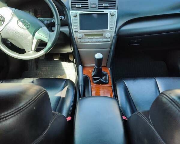 Черный Тойота Камри, объемом двигателя 2.4 л и пробегом 59 тыс. км за 13000 $, фото 1 на Automoto.ua