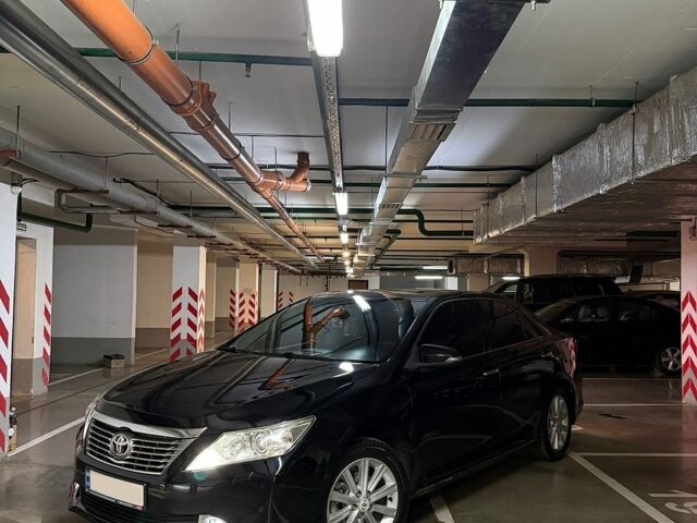 Черный Тойота Камри, объемом двигателя 2.5 л и пробегом 232 тыс. км за 13500 $, фото 1 на Automoto.ua
