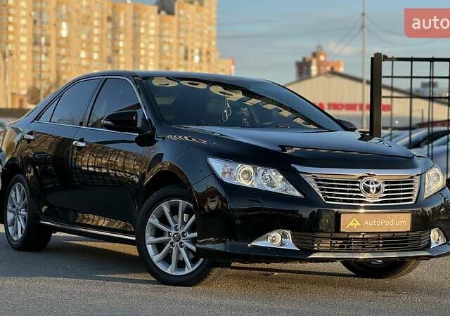 Черный Тойота Камри, объемом двигателя 2.5 л и пробегом 235 тыс. км за 16500 $, фото 1 на Automoto.ua