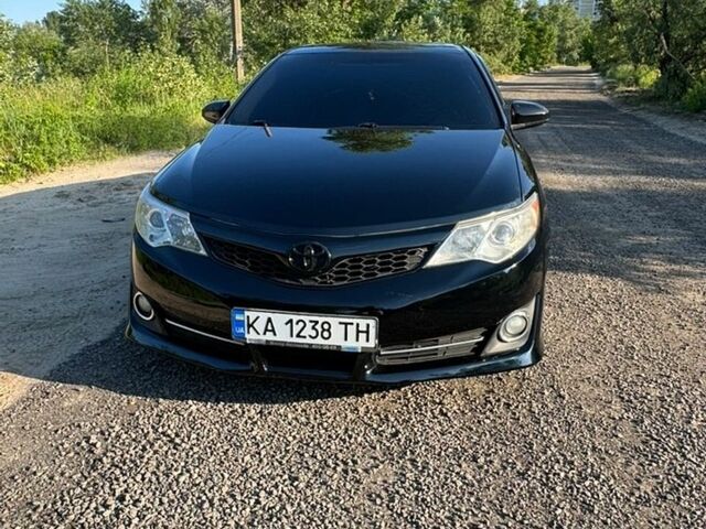 Черный Тойота Камри, объемом двигателя 2.5 л и пробегом 320 тыс. км за 10750 $, фото 1 на Automoto.ua