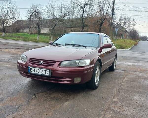 Красный Тойота Камри, объемом двигателя 2.16 л и пробегом 406 тыс. км за 3500 $, фото 1 на Automoto.ua