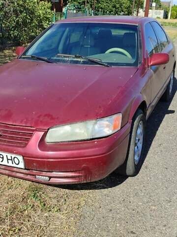 Красный Тойота Камри, объемом двигателя 2.16 л и пробегом 258 тыс. км за 2000 $, фото 1 на Automoto.ua