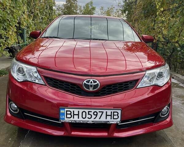 Красный Тойота Камри, объемом двигателя 2.5 л и пробегом 198 тыс. км за 10000 $, фото 1 на Automoto.ua