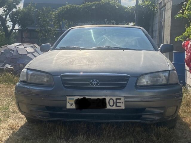 Серый Тойота Камри, объемом двигателя 2.2 л и пробегом 430 тыс. км за 2900 $, фото 1 на Automoto.ua