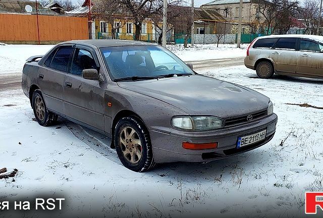 Серый Тойота Камри, объемом двигателя 2.2 л и пробегом 300 тыс. км за 3200 $, фото 1 на Automoto.ua