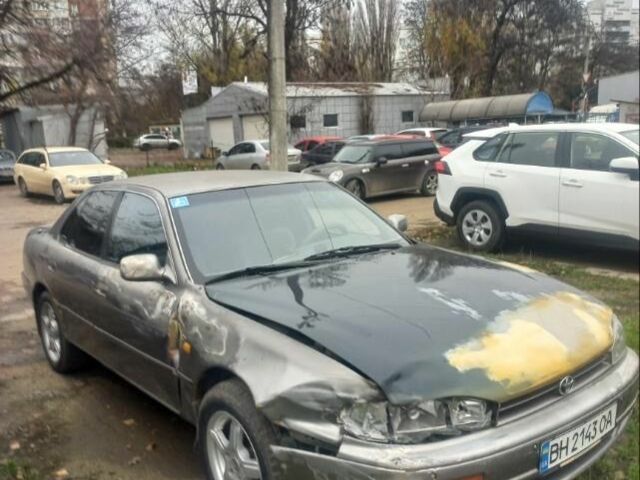 Серый Тойота Камри, объемом двигателя 2.2 л и пробегом 300 тыс. км за 2000 $, фото 1 на Automoto.ua