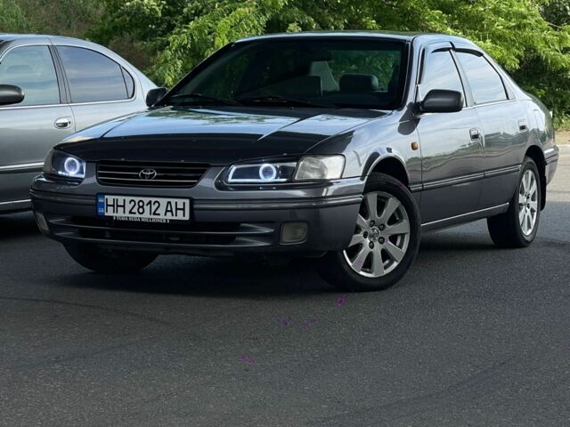 Серый Тойота Камри, объемом двигателя 3 л и пробегом 320 тыс. км за 3800 $, фото 1 на Automoto.ua