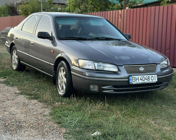 Серый Тойота Камри, объемом двигателя 3 л и пробегом 330 тыс. км за 2200 $, фото 1 на Automoto.ua