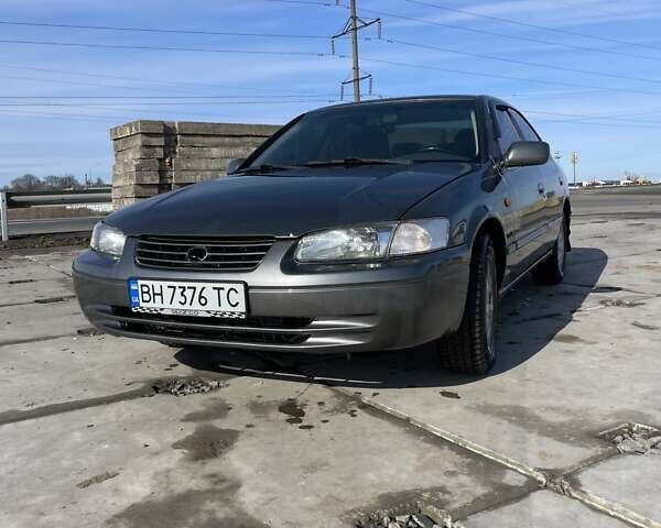 Серый Тойота Камри, объемом двигателя 3 л и пробегом 300 тыс. км за 3600 $, фото 1 на Automoto.ua