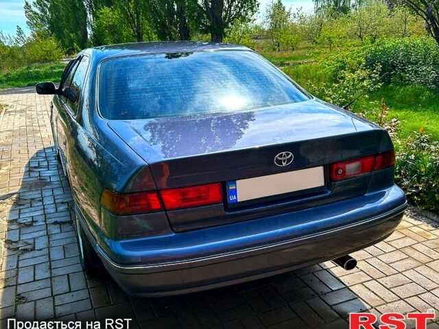 Серый Тойота Камри, объемом двигателя 2.2 л и пробегом 196 тыс. км за 4400 $, фото 1 на Automoto.ua