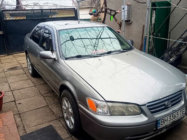 Серый Тойота Камри, объемом двигателя 2.2 л и пробегом 320 тыс. км за 4000 $, фото 1 на Automoto.ua