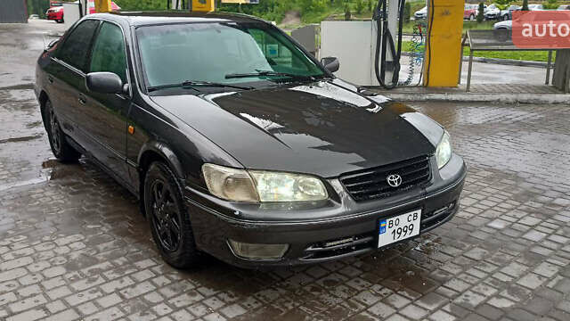 Серый Тойота Камри, объемом двигателя 3 л и пробегом 300 тыс. км за 2777 $, фото 1 на Automoto.ua