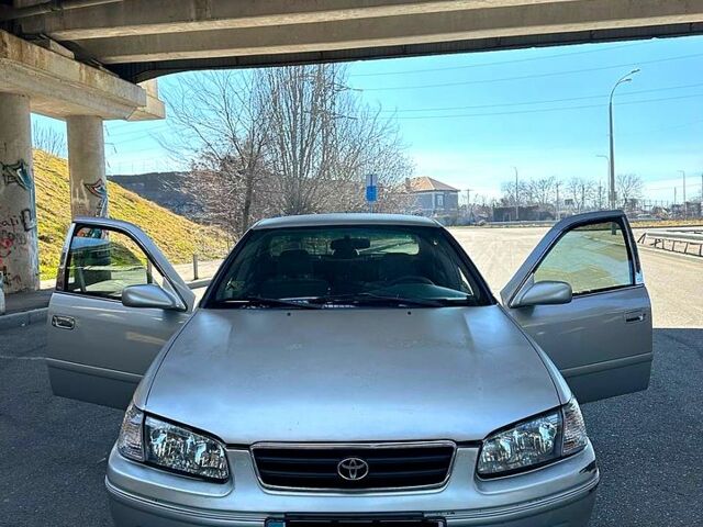 Серый Тойота Камри, объемом двигателя 2.2 л и пробегом 288 тыс. км за 3200 $, фото 1 на Automoto.ua