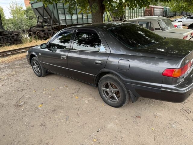 Серый Тойота Камри, объемом двигателя 3 л и пробегом 320 тыс. км за 4000 $, фото 1 на Automoto.ua