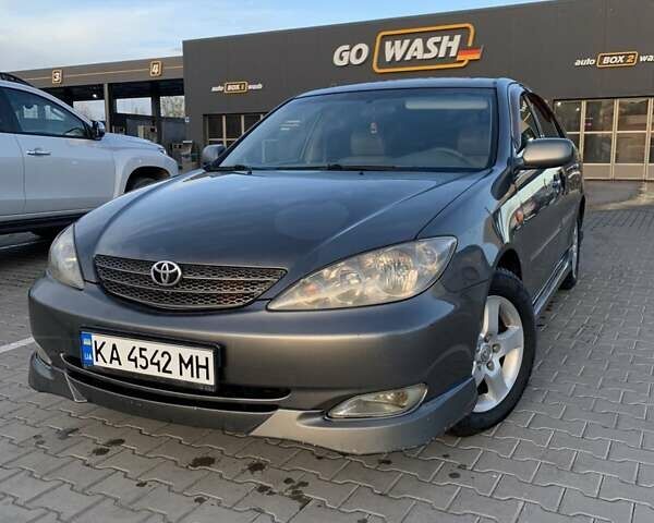 Серый Тойота Камри, объемом двигателя 3 л и пробегом 395 тыс. км за 6000 $, фото 1 на Automoto.ua