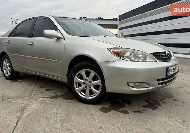 Серый Тойота Камри, объемом двигателя 2.4 л и пробегом 400 тыс. км за 5000 $, фото 1 на Automoto.ua
