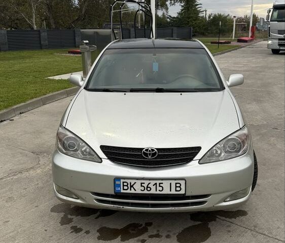 Серый Тойота Камри, объемом двигателя 2.4 л и пробегом 420 тыс. км за 5900 $, фото 1 на Automoto.ua