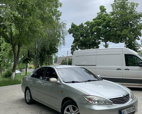 Серый Тойота Камри, объемом двигателя 2.4 л и пробегом 286 тыс. км за 4500 $, фото 1 на Automoto.ua