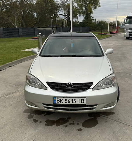 Серый Тойота Камри, объемом двигателя 2.4 л и пробегом 420 тыс. км за 6200 $, фото 1 на Automoto.ua