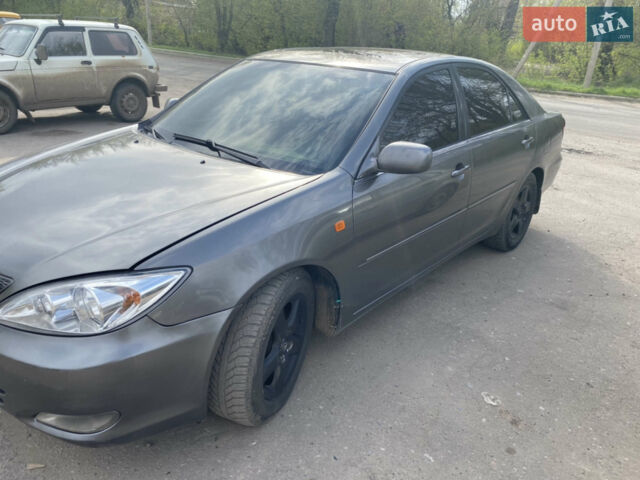 Сірий Тойота Камрі, об'ємом двигуна 2.4 л та пробігом 303 тис. км за 5000 $, фото 1 на Automoto.ua