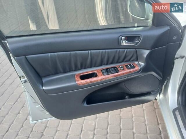 Сірий Тойота Камрі, об'ємом двигуна 3 л та пробігом 300 тис. км за 5600 $, фото 1 на Automoto.ua