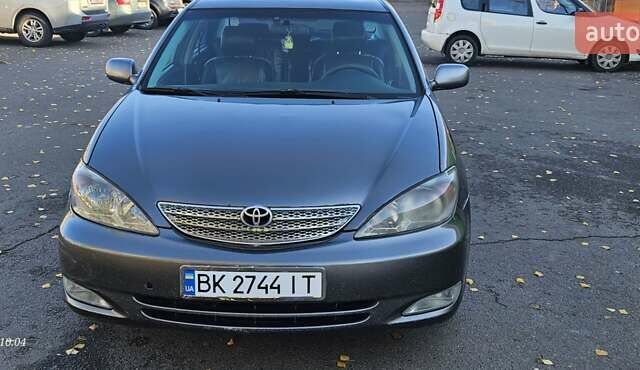 Серый Тойота Камри, объемом двигателя 3 л и пробегом 210 тыс. км за 4800 $, фото 1 на Automoto.ua