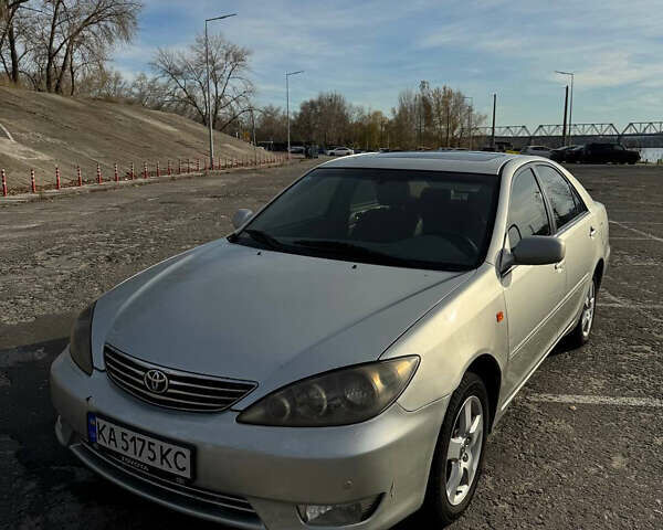 Сірий Тойота Камрі, об'ємом двигуна 2.4 л та пробігом 333 тис. км за 5500 $, фото 1 на Automoto.ua