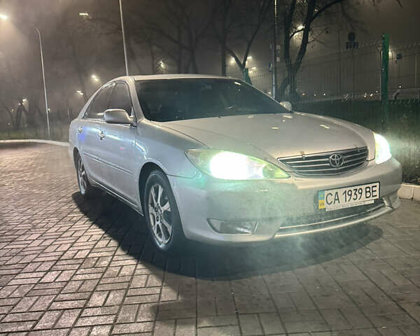 Серый Тойота Камри, объемом двигателя 3 л и пробегом 240 тыс. км за 7200 $, фото 1 на Automoto.ua