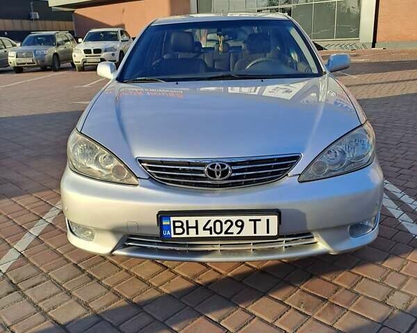 Серый Тойота Камри, объемом двигателя 2.4 л и пробегом 245 тыс. км за 7500 $, фото 1 на Automoto.ua