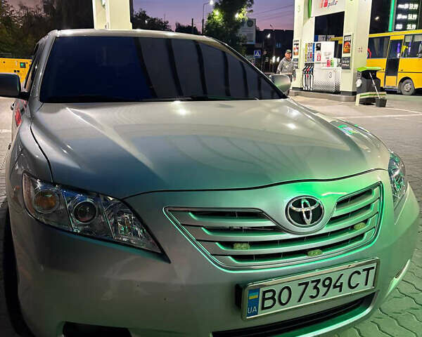 Сірий Тойота Камрі, об'ємом двигуна 2.4 л та пробігом 348 тис. км за 8000 $, фото 1 на Automoto.ua