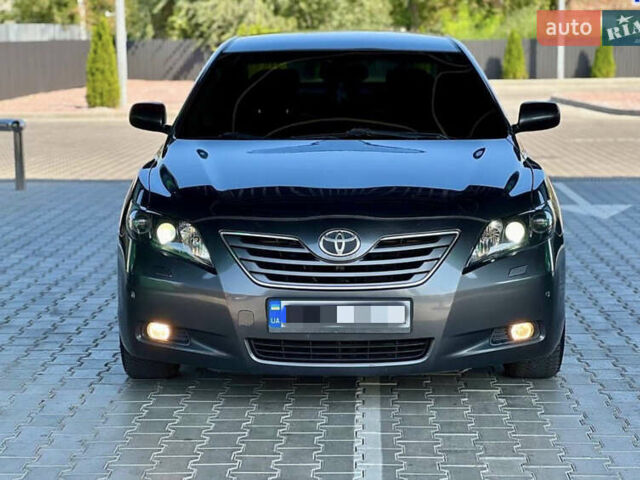 Серый Тойота Камри, объемом двигателя 2.4 л и пробегом 200 тыс. км за 7500 $, фото 1 на Automoto.ua