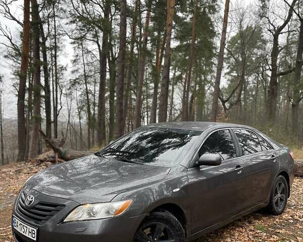 Сірий Тойота Камрі, об'ємом двигуна 2.36 л та пробігом 350 тис. км за 7999 $, фото 1 на Automoto.ua