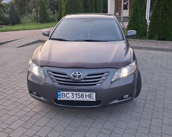 Серый Тойота Камри, объемом двигателя 2.4 л и пробегом 290 тыс. км за 6600 $, фото 1 на Automoto.ua