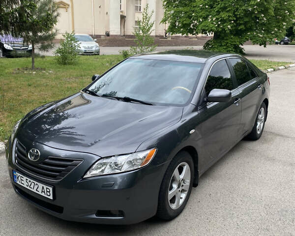 Сірий Тойота Камрі, об'ємом двигуна 3.5 л та пробігом 231 тис. км за 8000 $, фото 1 на Automoto.ua
