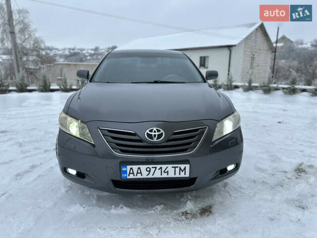 Серый Тойота Камри, объемом двигателя 3.5 л и пробегом 298 тыс. км за 8300 $, фото 1 на Automoto.ua